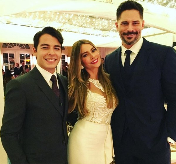 2eaf28a700000578-3329190-family_first_sofia_vergara_joined_her_husband_to_be_joe_manganie-a-1_1448208719319