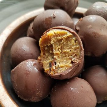 Кулинарен уикенд: Здравословни шоколадови бонбони с фъстъчено масло