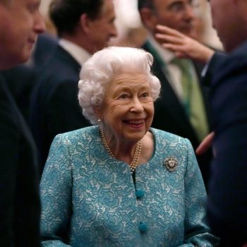 Кралица Елизабет II ще трябва да прекара още две седмици в почивка