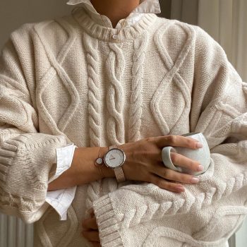 Семплата красота на плетения бял пуловер за зимата