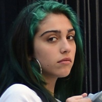 Дъщерята на Мадона боядиса косата си в зелено