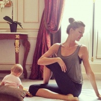 Жизел Бюндхен и бебето Вивиан правят йога