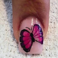 Нежни с пеперуди по ноктите