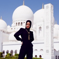 Пак скандал с Риана: Изгониха я от джамия