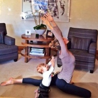 Жизел прави йога с дъщеря си