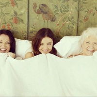 Миранда Кер в едно легло с мама и баба