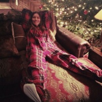 Джесика Бийл празнува Коледа по пижама