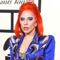 Лейди Гага се преобрази като Дейвид Боуи