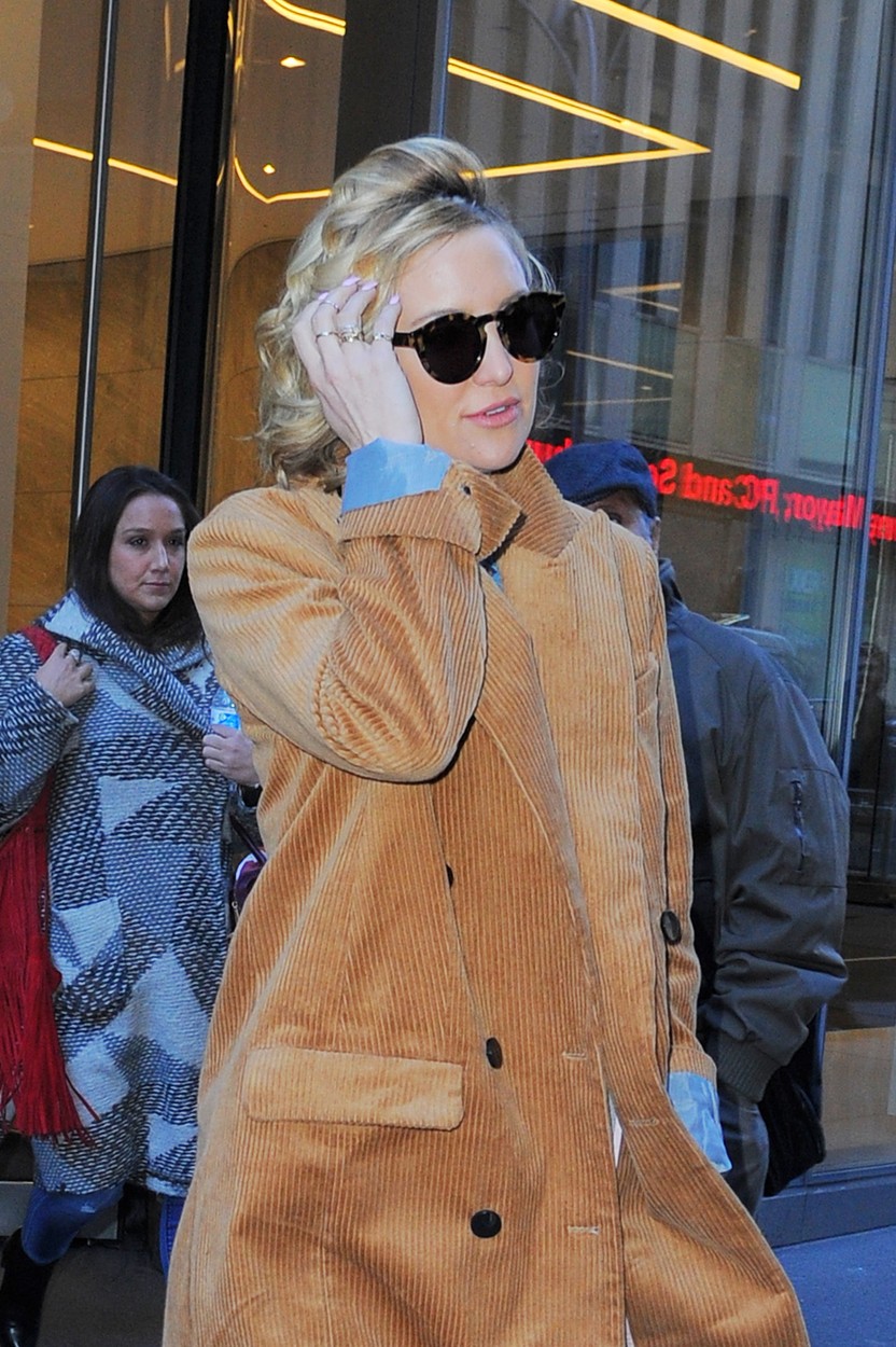 MANHATTAN, NY - FEBRUARY 18, 2016: Kate Hudson seen out in Manhattan in a brown corduroy Topshop trench coat on FEBRUARY 18, 2016 in New York, Image: 274730437, License: Rights-managed, Restrictions: *US MAGAZINES-PLEASE REPORT USAGE* **FEE MUST BE AGREED PRIOR TO USAGE** ***E-TABLET/IPAD & MOBILE PHONE APP***, Model Release: no, Credit line: Profimedia, Buzzfoto