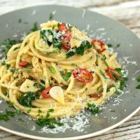 Спагети с пармезан и пролетни зеленчуци