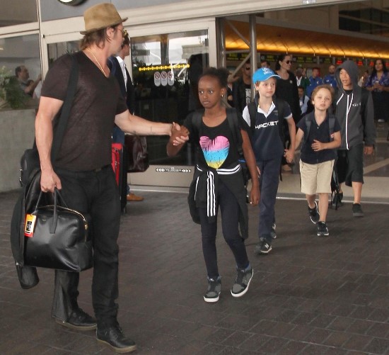 Â©2015 RAMEY PHOTO 310-828-3445 July 5th, 2015 Los Angeles, Ca LAX Brad Pitt with Angelina Jolie and all the kids arrive at LAX. 070515 PRB12, Image: 251992220, License: Rights-managed, Restrictions: WORLDWIDE, Model Release: no, Credit line: Profimedia, Ramey Photo