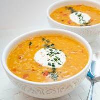Топла супа с моркови, кокос и къри
