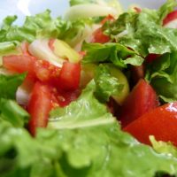 Детокс салата със зеленчуци и сос от авокадо
