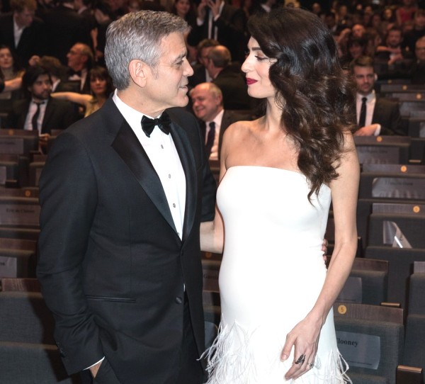 Амал Клуни показа бременно коремче