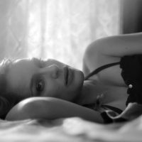 Бременната Натали Портман звезда във видео на Джеймс Блейк