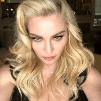 Мадона с голо селфи на 58 г.