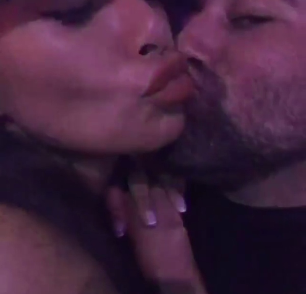 Никол Шерцингер в страстна целувка с друг мъж