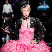 Жени се превръщат в букети цветя за Moschino