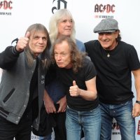 Почина Малкълм Йънг, китаристът на AC/DC