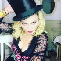 Снимка на Мадона взриви мрежата