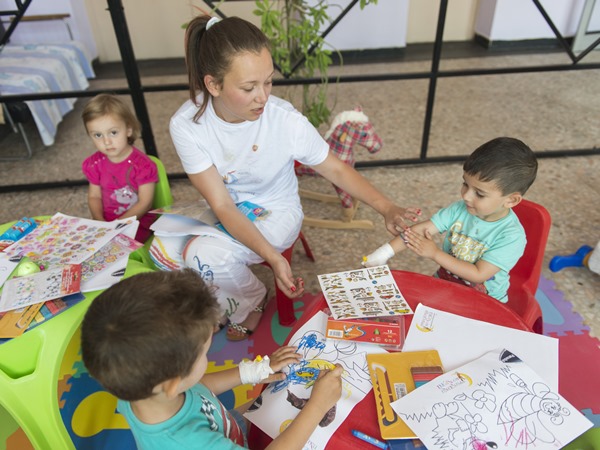 Вики Терзийска и Михаела Филева подаряват усмивки на болни деца