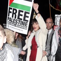 Бела Хадид на протест в Лондон