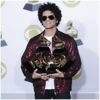Бруно Марс триумфира на наградите Grammy