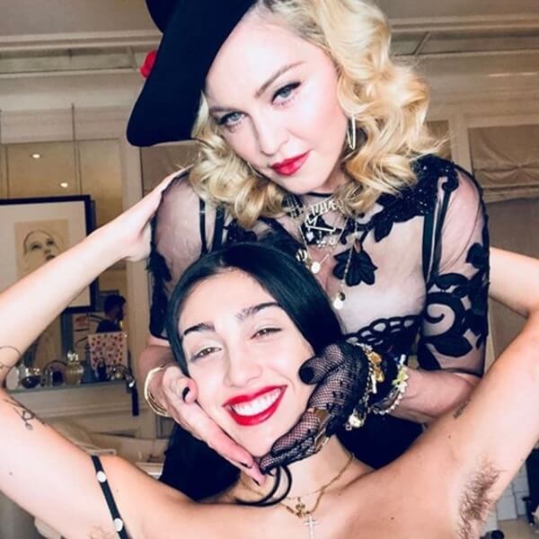 Дъщерята на Мадона скандализира с визията си