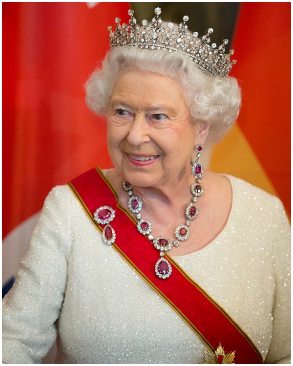 Кралица Елизабет II: Короната е много тежка