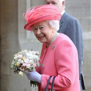 Кралицата посети новородения си правнук
