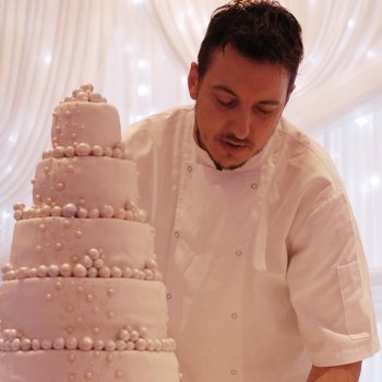 Братът на Владо Карамазов с торта за сватбата на Меган и Хари