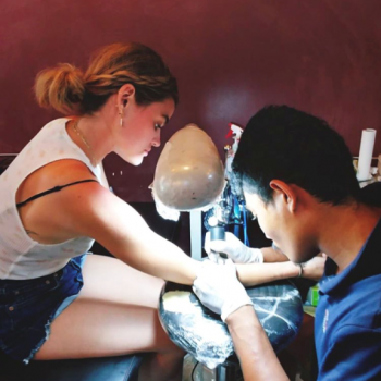 Миниатюрната татуировка на Луси Хейл