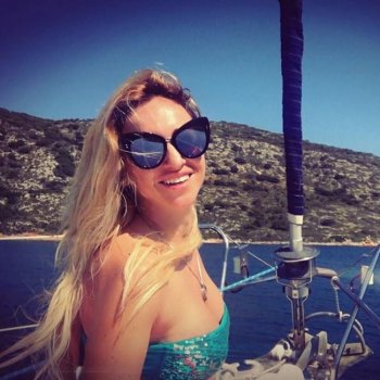 Алекс Раева обикаля гръцките острови с яхта