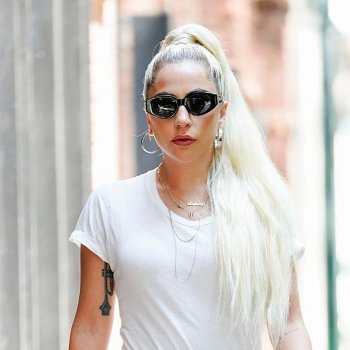 Лейди Гага стана "нормална" - новите й дрехи ще ви харесат