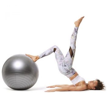Нaй-ефективните упражнения с топка за стегнати корем и бедра