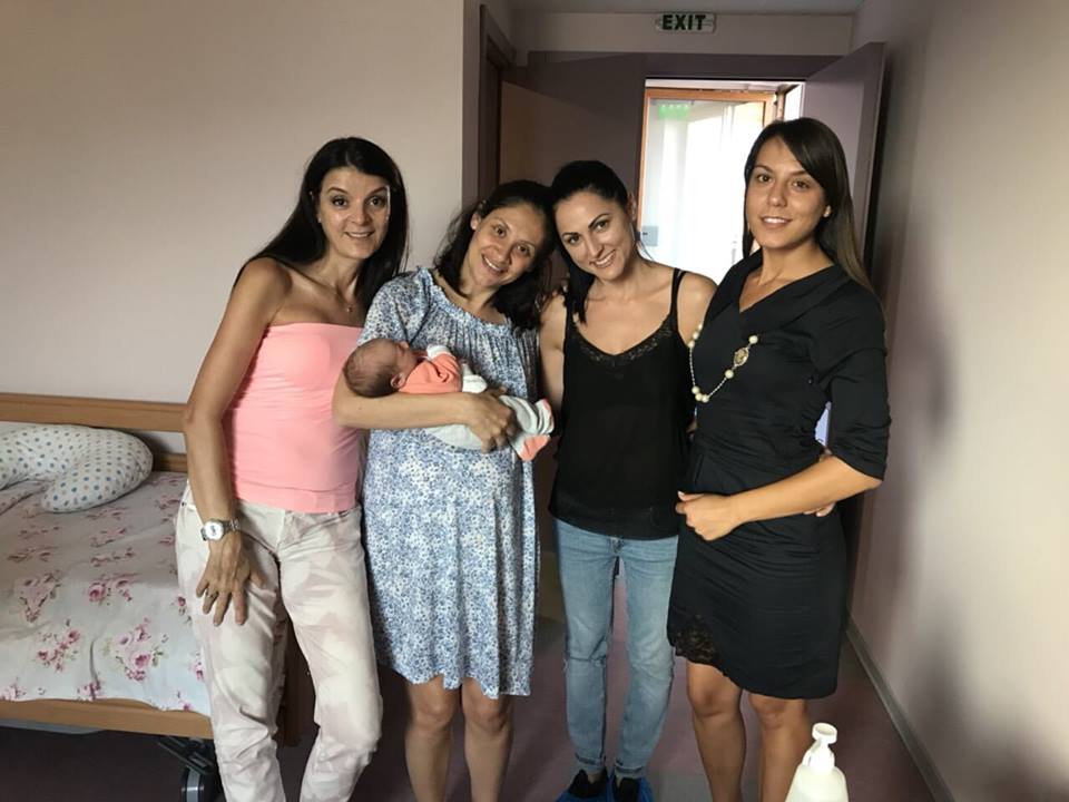 Мариана Попова сияе от щастие с бебето и приятелки