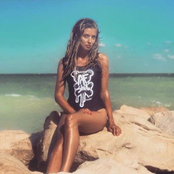 Саня Борисова загърби развода и показа форми на плажа