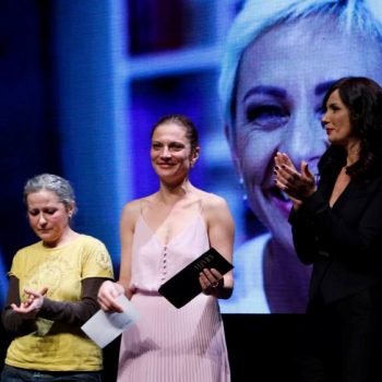Нана, Мария Силвестър и Теодора Духовникова с приз "Жена на годината"