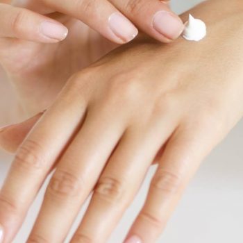 Как да се грижим за кожата на ръцете през зимата