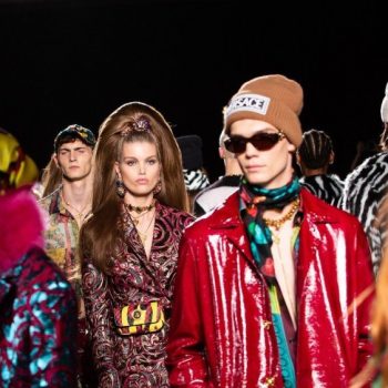 Versace pre-fall 2019: Цветовете сигурно са полудели