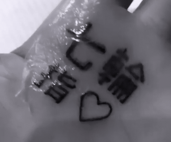 Ариана Гранде с татуировка с правописна грешка