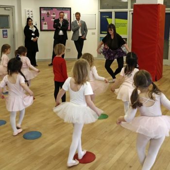 Принц Хари се учи да танцува балет от децата