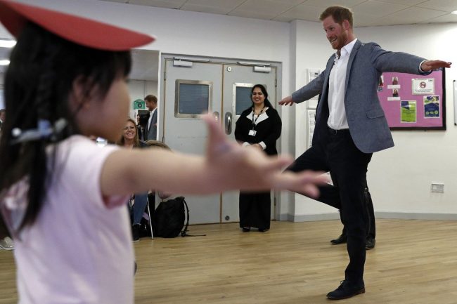 Принц Хари се учи да танцува балет от децата