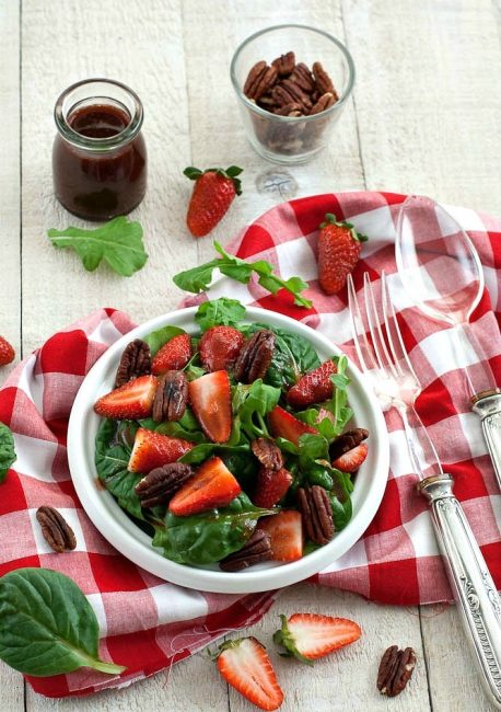 Диетична салата с рукола и ягоди