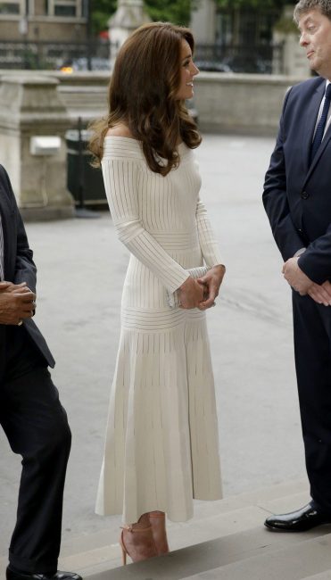 Кейт Мидълтън избра изящна бяла рокля