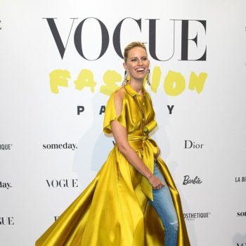 Latest Look: Каролина Куркова сложи дънки под златна рокля