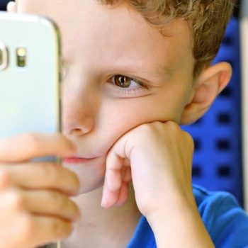 За децата, телефоните и оправданието "Ами, такова им е поколението"