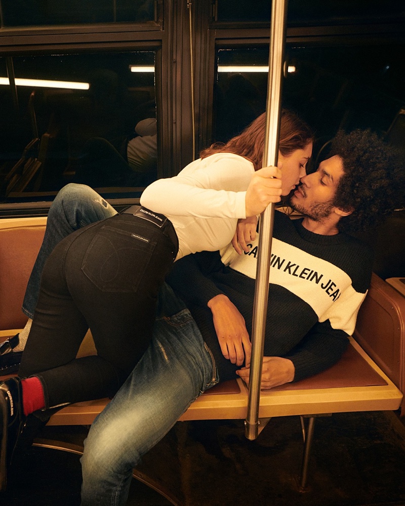 Новата реклама на Calvin Klein: Истинска любов вместо пози