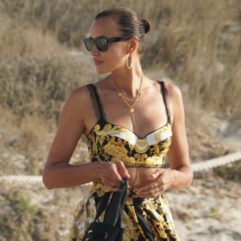 Ирина Шейк цялата във Versace на плажа