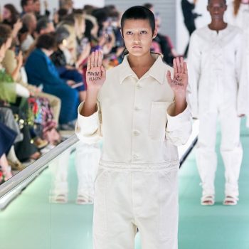 Модел на Gucci протестира срещу марката по време на ревюто